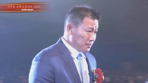 福留孝介さん、『NPB AWARDS 2022』の壇上に上がりコメントする