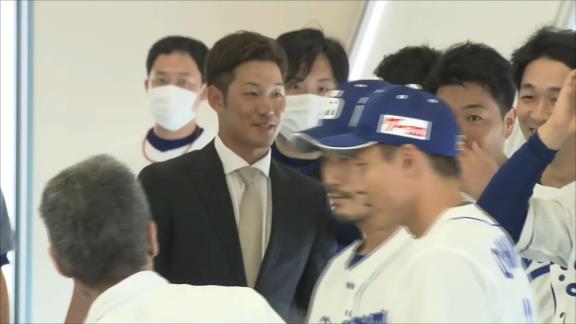 中日・福留孝介選手にサプライズ！！！　後輩選手たちが花束を渡す