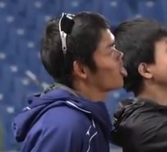 中日・根尾昂選手のアジアウインターリーグ未公開映像が公開！　写真撮影するチームメイト達を変顔で笑顔に？【動画】