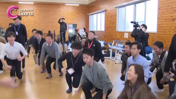 中日・中田翔の自主トレを取材した報道陣、トレーニングに挑戦する【動画】