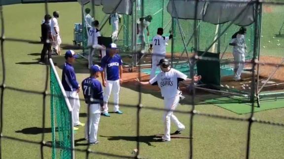 ソフトバンク・内川聖一、中日・石川昂弥と石垣雅海に13分間に渡って直接指導する【動画】