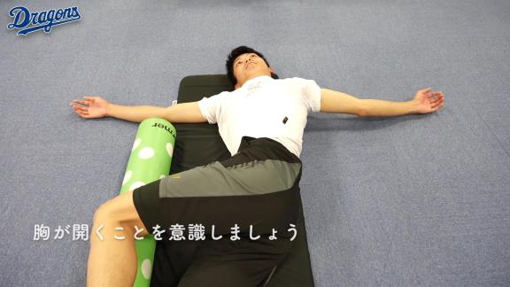 岡田俊哉投手と一緒にトレーニング！　中日が自宅でも簡単にできるストレッチ動画を公開！（キメ顔たっぷり）【動画】