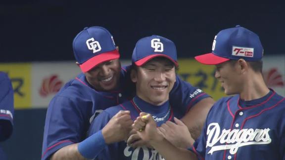 中日勝利の瞬間 イチャイチャするビシエドと亀澤恭平、大野奨太