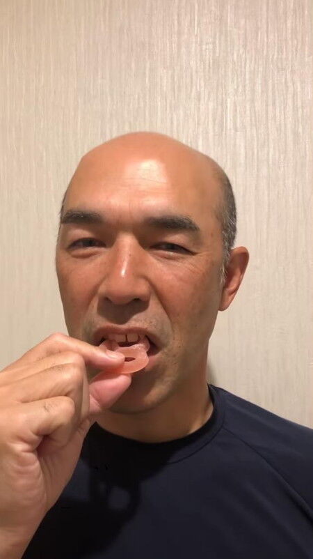 和田一浩さん、『グミッツェル』を食べてニッコリ「うん、おいしい！（笑）」