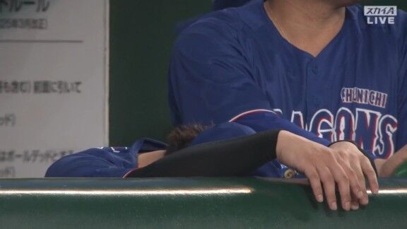 ノーアウト満塁チャンスから得点ならず → 勝利投手になれなかった中日・柳裕也は思わずこの表情