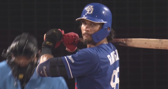 中日・C.ロドリゲス、1安打2出塁でチャンスメイク