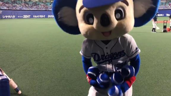 中日・ドアラ、大量のしっぽで襲いかかる…