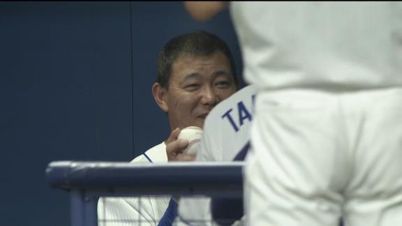 中日・福留孝介選手が今季初ヒットを放つ「ボール、ボール」 → 落合英二コーチが「はい」と関係ない全然違うボールを手渡す