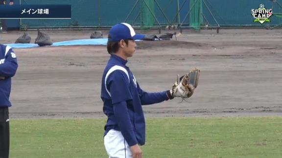 中日・浅尾拓也コーチ、ジャリエル・ロドリゲス投手のキャッチボール相手を務める【動画】