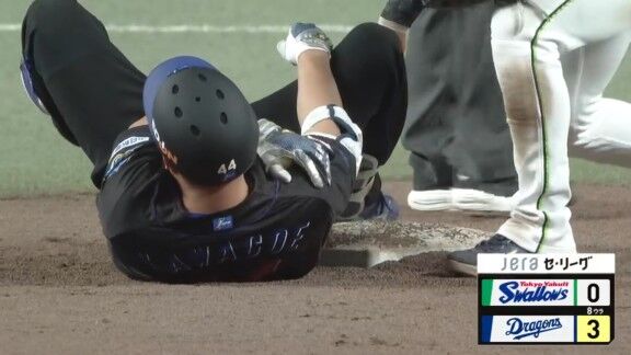 中日・川越誠司、代打タイムリーツーベースを放つも肩を痛めて負傷交代…担架で運ばれる