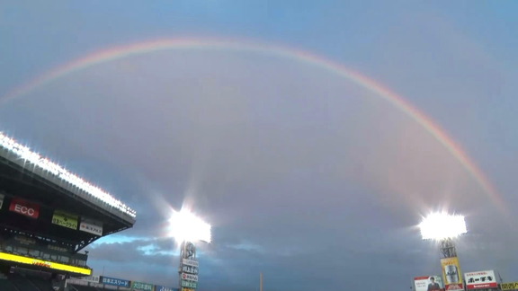 ファーム戦「阪神vs.中日」が行われている甲子園で美しい虹がかかる