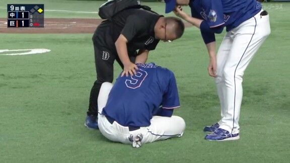 中日・石伊雄太、死球を受けて治療を受ける　直後はプレー続行も、守備から途中交代