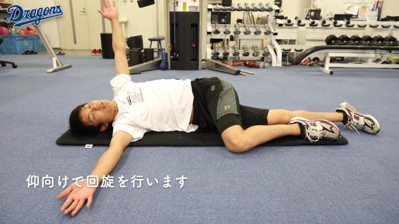 岡田俊哉投手と一緒にトレーニング！　中日が自宅でも簡単にできるストレッチ動画を公開！（キメ顔たっぷり）【動画】