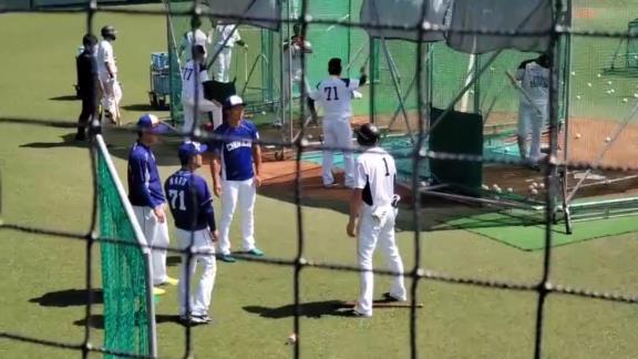 ソフトバンク・内川聖一、中日・石川昂弥と石垣雅海に13分間に渡って直接指導する【動画】