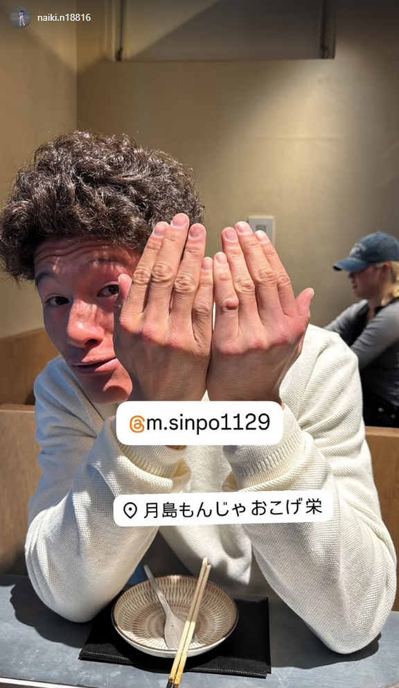 中日・新保茉良と中村奈一輝、写真を撮り合う