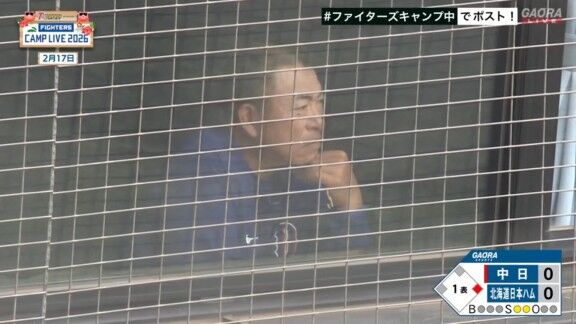 中日・井上一樹監督、2月17日(火) 練習試合「日本ハムvs.中日」でもベンチ入りはせずに試合をじっと見つめる