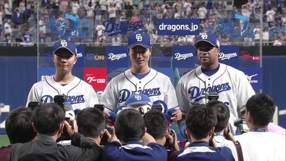 写真撮影中なぜかドアラを掲げてしまう清水達也投手