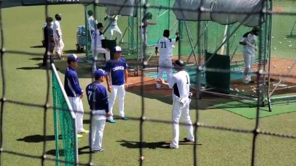 ソフトバンク・内川聖一、中日・石川昂弥と石垣雅海に13分間に渡って直接指導する【動画】