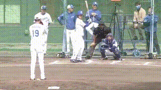 中日・高橋宏斗投手、オリックス・山本由伸投手との自主トレで磨いたカーブを披露する