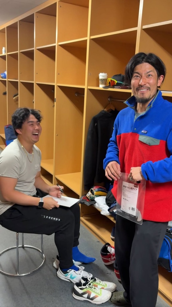 中日・祖父江大輔、とある選手にサインを貰いに行く