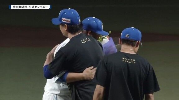中日・中田翔へ、花束を手渡した中日2選手は…?