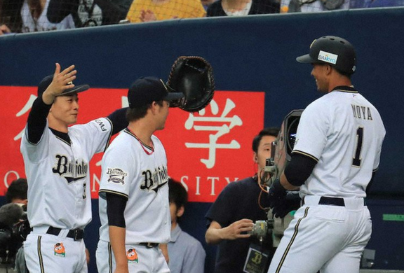 ホームランを放ったモヤを祝福する松井雅人の写真が感動的 画像 ドラ要素 中日まとめ ホームランを放ったモヤを祝福する松井雅人の写真が感動的 画像 ドラ要素 中日まとめ
