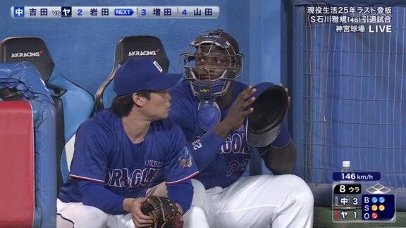 中日新助っ人・サノー、ファウルボールを警戒する