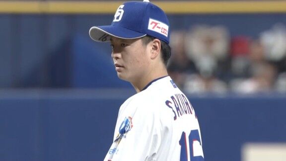 中日・細川成也が外野フェンスにぶら下がる → 他の選手達がそれを見つめる