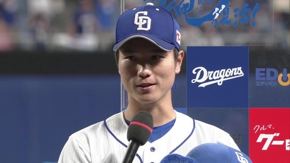 写真撮影中なぜかドアラを掲げてしまう清水達也投手