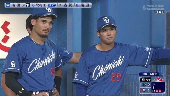 3回無失点で降板した中日・松木平優太、降板後はベンチで試合を見守る