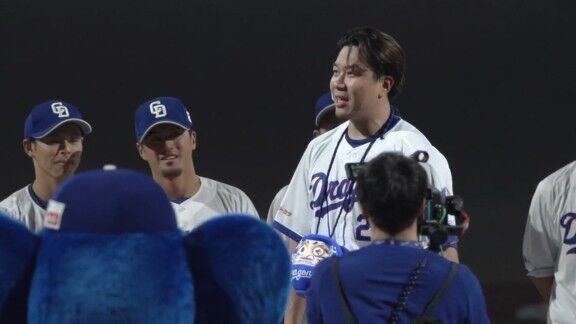 中日・井上一樹監督、青いダルマは「今シーズン、恒例にしていきたい」