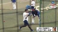 中日・松中信彦コーチ、村松開人の打撃フォーム“最終チェック”