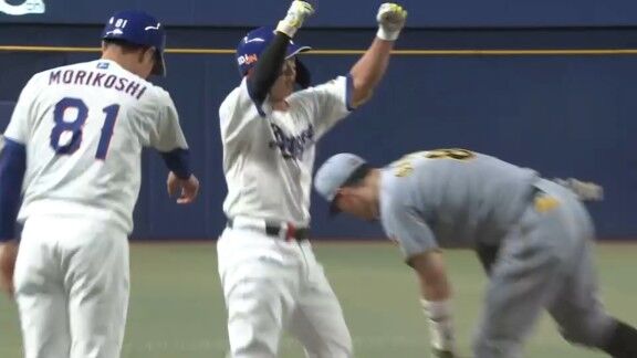 中日・辻本倫太郎、代打で出場しプロ初スリーベースヒットを放つ