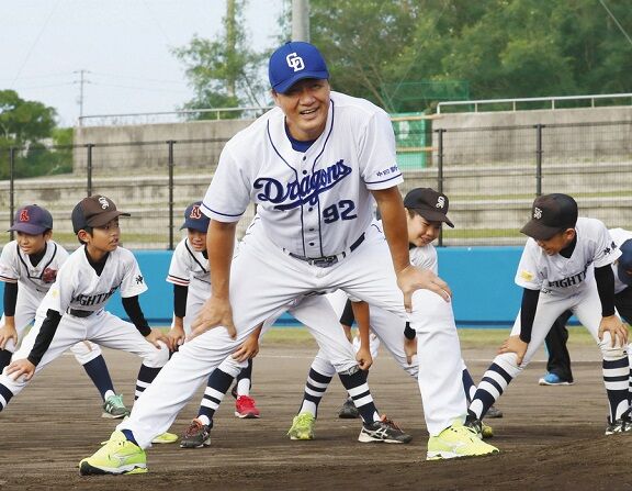 中日・与田監督が沖縄で野球教室　「キャンプ地でないところで」と130人の子どもに指導