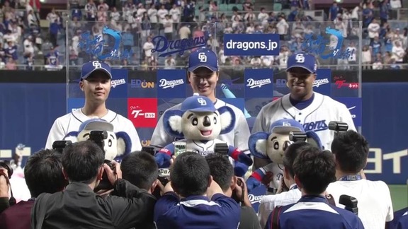 写真撮影中なぜかドアラを掲げてしまう清水達也投手