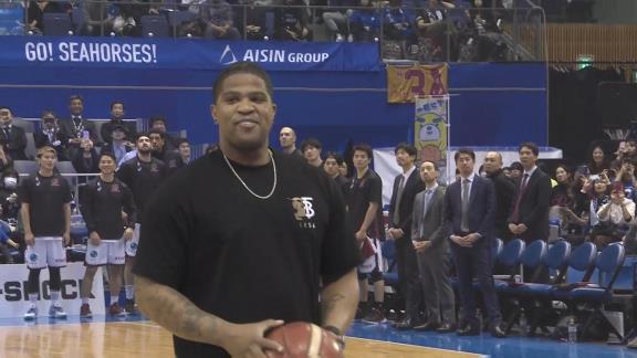 中日・ビシエドがBリーグ『三河vs川崎戦』で始球式！　フリースローに挑戦し…【動画】