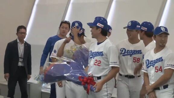 中日・中田翔の引退会見、多くの中日選手たちが駆けつける