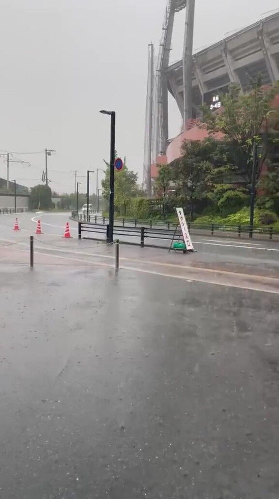 マツダスタジアム、激しい雨が降り始める…