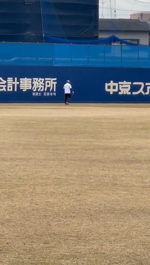 中日・大野雄大投手、キャッチボールでどんどん離れていく小笠原慎之介投手に怒る