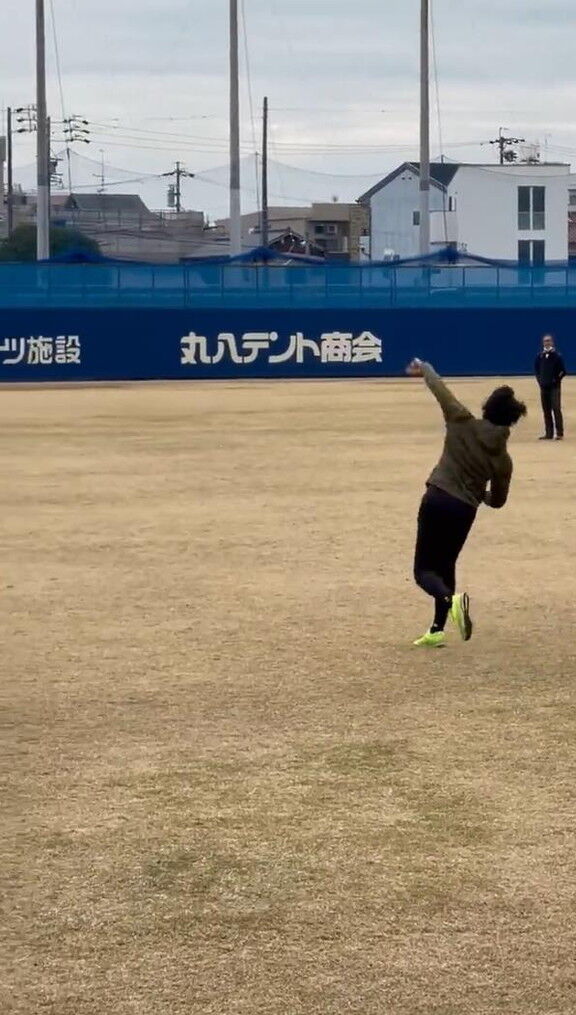 中日・大野雄大投手、キャッチボールでどんどん離れていく小笠原慎之介投手に怒る