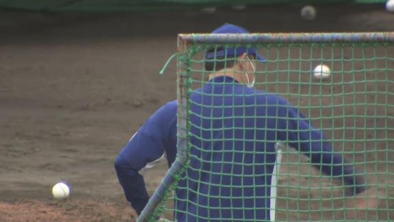 バッティングピッチャーを務めた中日・落合英二コーチ、石川昂弥に「何本打つねん、ホームラン！！！ ほとんどホームランや…凄いなこのバッター…」