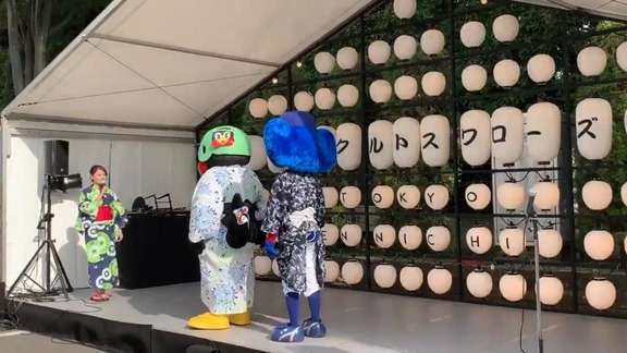 つば九郎とドアラの撮影会がシュールすぎる…