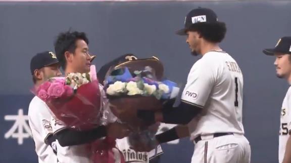 オリックス・松井佑介が引退…今後はコーチ就任へ　引退セレモニーでは中日時代からのチームメイト・モヤから花束が贈られる…【動画】