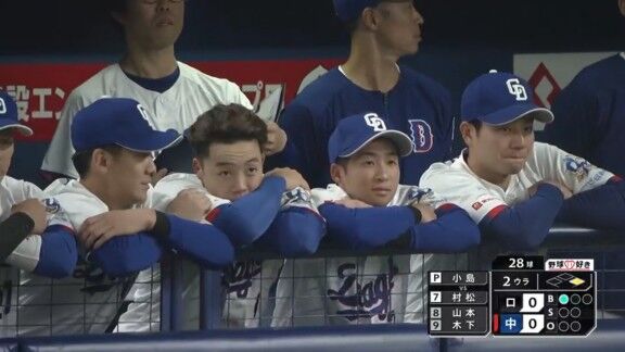 何らかの理由でスタメンを急きょ外れた中日・田中幹也、ベンチで試合を見守る