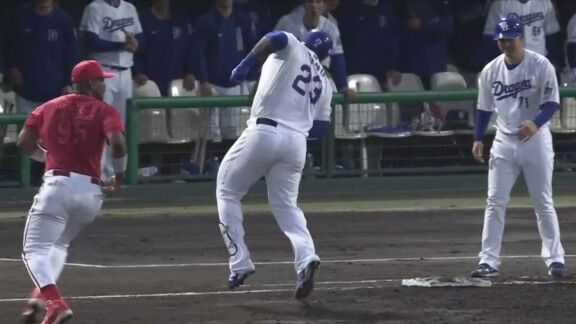 中日新助っ人・サノー、アクシデント負傷交代…