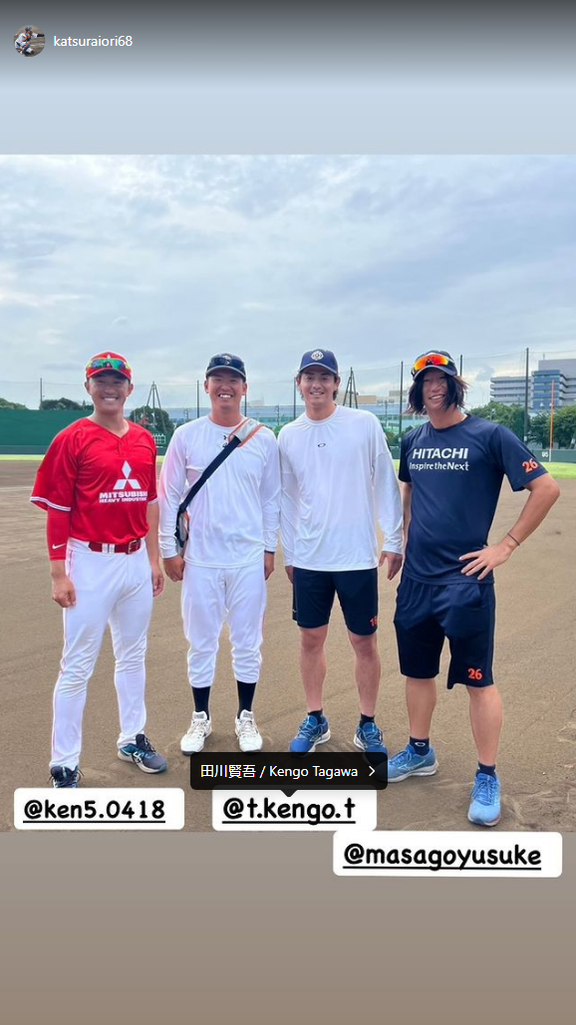 元中日・桂依央利、武田健吾と写真を撮る