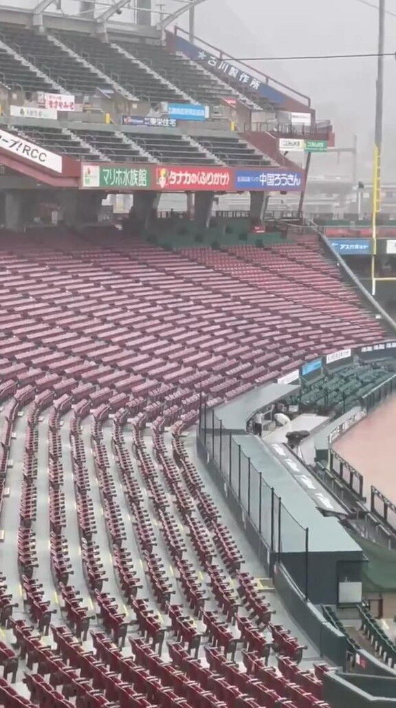 マツダスタジアム、激しい雨が降り始める…