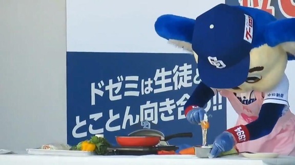中日・ドアラ、料理に挑戦する 華麗な包丁さばきを披露!【動画】