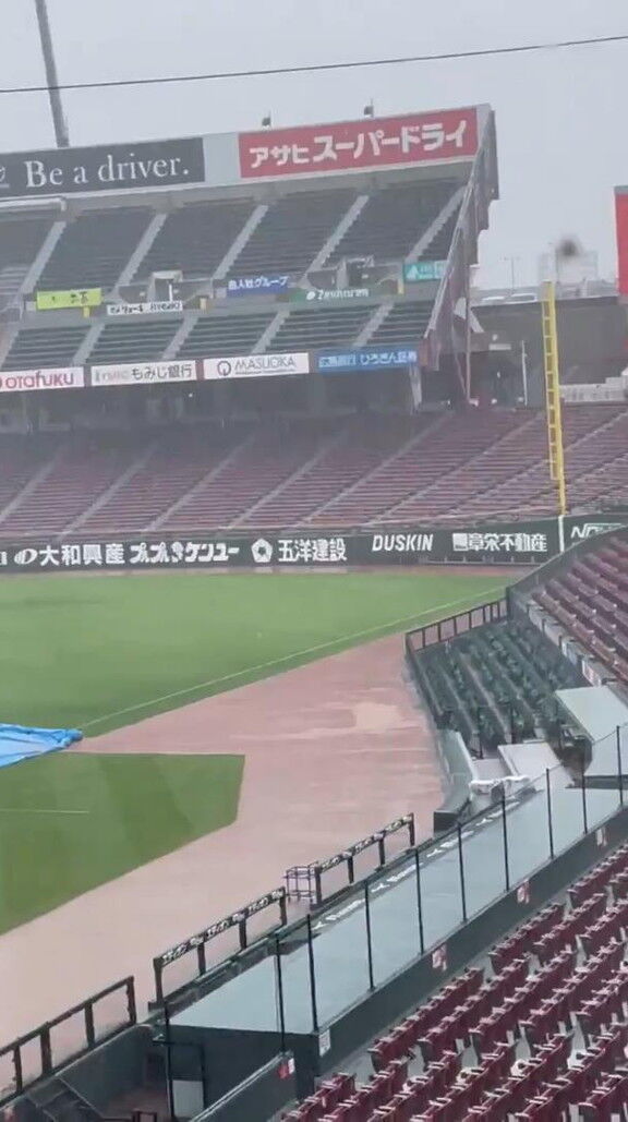 マツダスタジアム、激しい雨が降り始める…