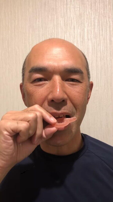 和田一浩さん、『グミッツェル』を食べてニッコリ「うん、おいしい！（笑）」